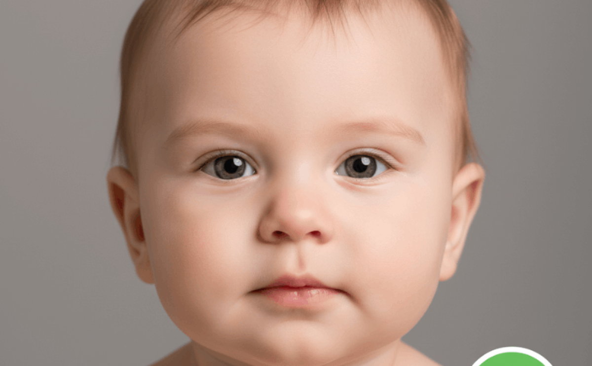Ein Baby liegt auf einem neutralen Hintergrund für ein Passfoto, das für einen Reisepass oder Personalausweis verwendet werden kann. Die Frontalaufnahme zeigt das Gesicht des Babys mit einem neutralen Gesichtsausdruck und klaren Konturen, ideal für biometrische Passbilder